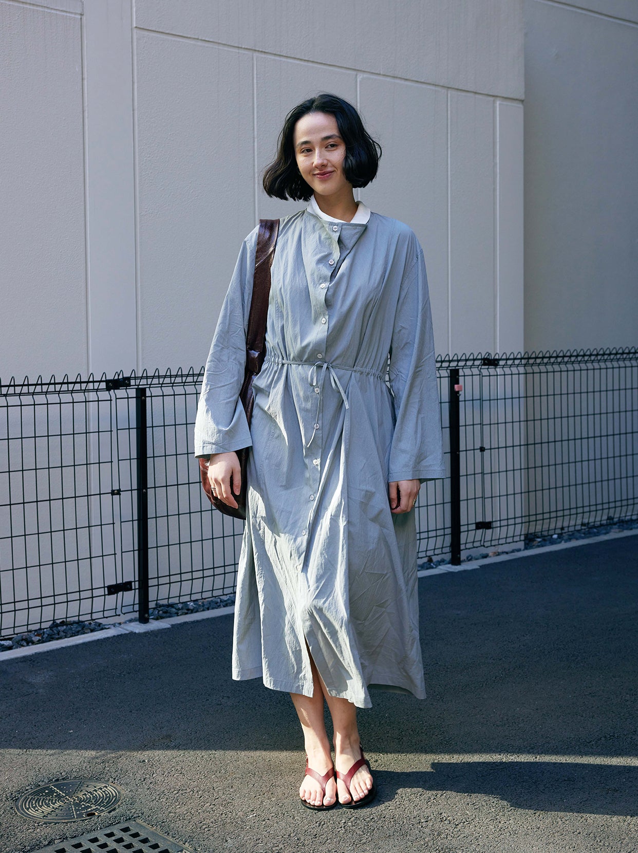 Trench-coat long à col drapé et ceinture nouée